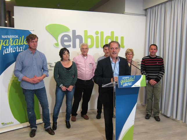 Adolfo Araiz y varios candidatos de EH Bildu.