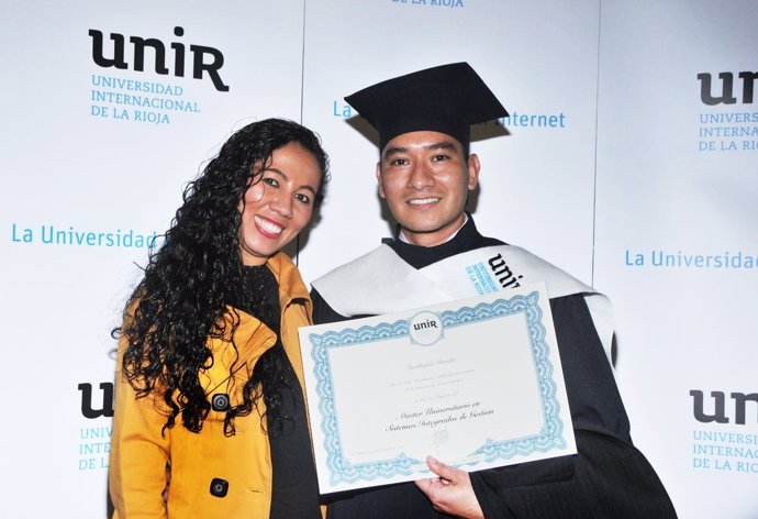 Estudiante colombiano recibe diplomatura UNIR