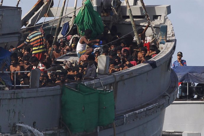 Pesquero con 727 inmigrantes a bordo remolcado a Birmania
