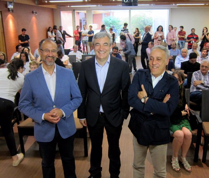 Luis Garicano acompañado por los candidatos de C's Fuentes y Presencio
