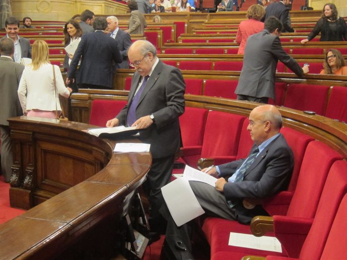 Diputados llegan al pleno del Parlament. Entre ellos, B.Ruiz y A.Mas-Colell