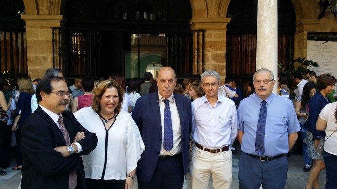 Jiménez (2i) en la inauguración de las jornadas de cirugía mayor ambulatoria.