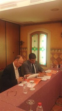 El PP firma en Almería el acuerdo marco para pactos con C's