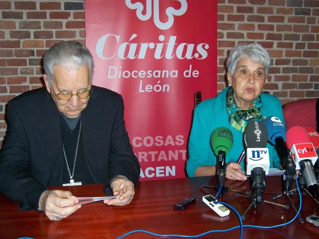El obispo de León (I) y la directora de Cáritas