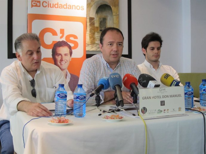 Ciudadanos Cáceres presenta el documento para negociar la investidura de Nevado