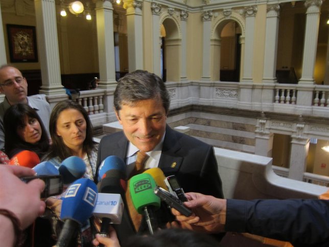 Javier Fernández tras su reunión con Gaspar Llamazares.