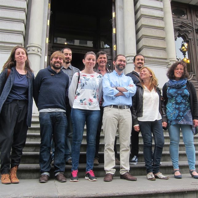 Diputados de Podemos en las escaleras de la Junta General