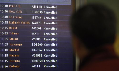 Monitor con vuelos cancelados en los aeropuertos de Reino Unido por el temporal