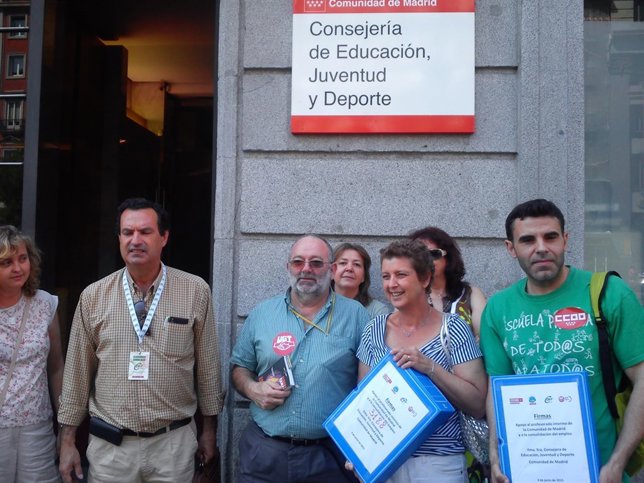 Representantes sindicales con las firmas