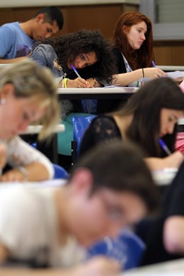 Imagen de los alumnos examinándose de selectividad 