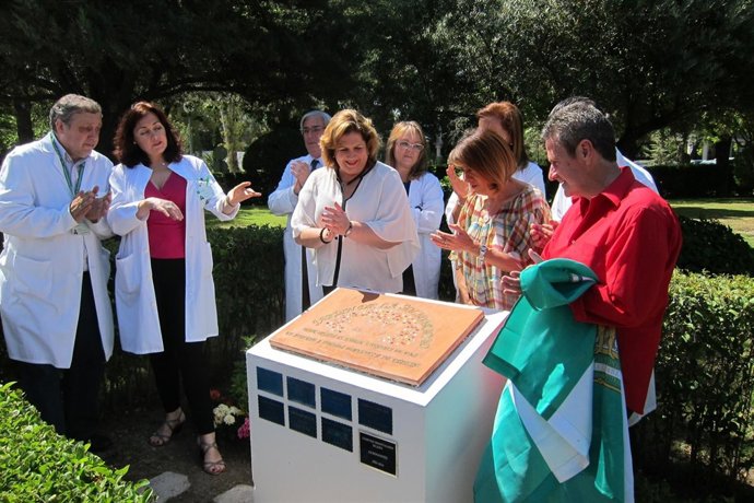 Descubrimiento de la placa y plantación de plantas en homenaje a los donantes.