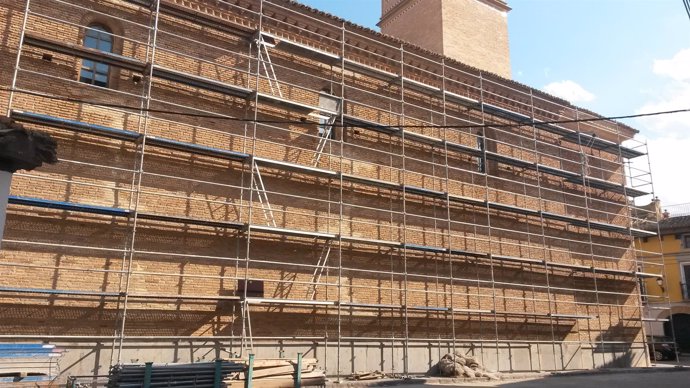 Obras en la fachada noroeste de la Iglesia de Longares