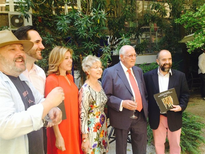 Víboras asiste ala presentación de libro sobre el aceite de oliva.