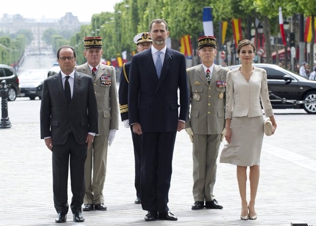 French President Francois Hollande (L), Spains King Felipe VI (C) and Queen Let