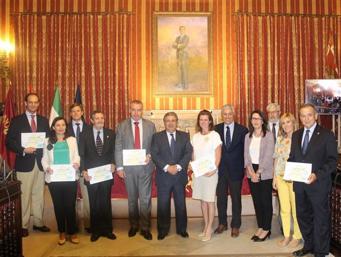 Entrega de certificados en el Ayuntamiento