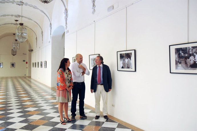 Gutiérrez (dcha.) junto al autor y la presidenta de Acpacys, en la exposición