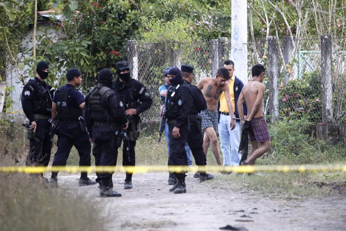 Detención de pandilleros de la Mara 18 en El Salvador