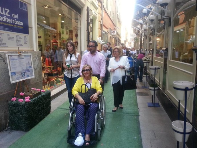 Concejales visitan en Platería y Trapería la II edición de 'Días de Shopping'