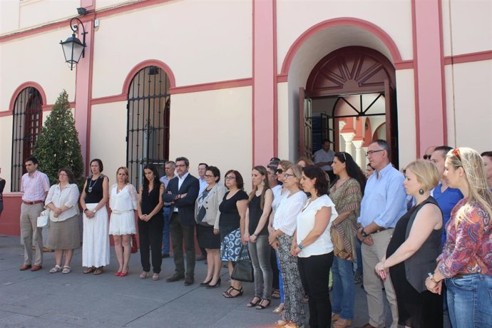 Concentración a las puertas del Ayuntamiento.