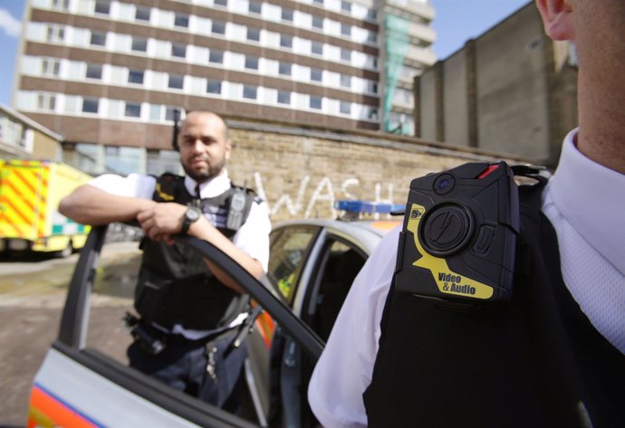 Agentes de la Policía Metropolitana de Londres con cámaras corporales