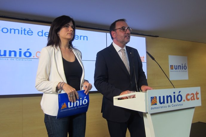  Ramon Espadaler Y Montserrat Surroca (UDC) tras aprobarse la pregunta