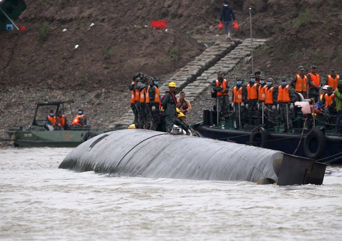 Labores ed rescate del crucero chino naufragado en el río Yangtze