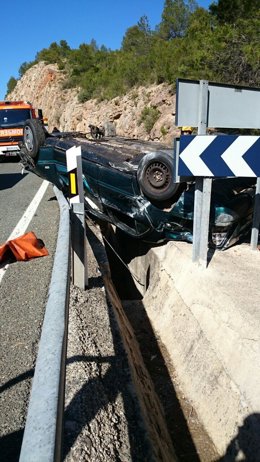 Vehículo volcado en Villagordo del Cabriel
