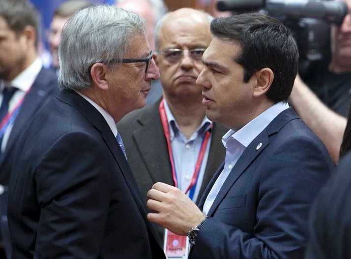 Tsipras negocia con Juncker y Dijssebloem desbloquear el rescate