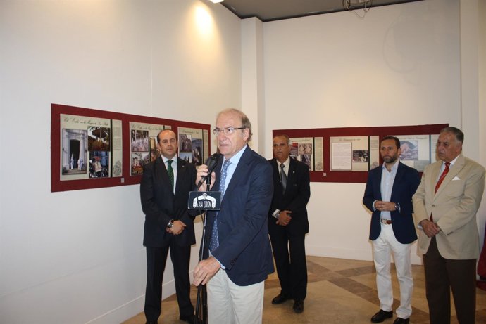 Pedro Rodríguez inaugura la exposición de la Hermandad de Oración en el Huerto