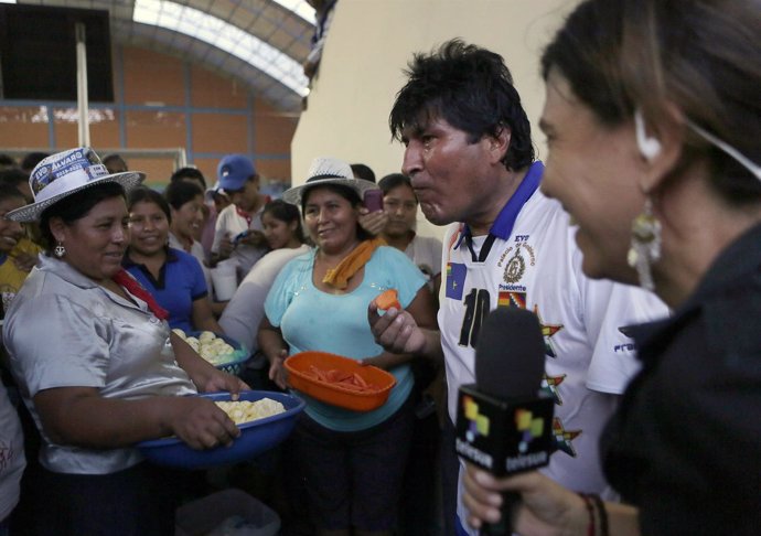 El presidente de Bolivia, Evo Morales, come una papaya tras jugar al fútbol