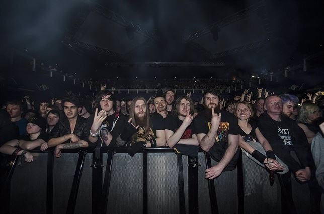 Público en un concierto de heavy metal