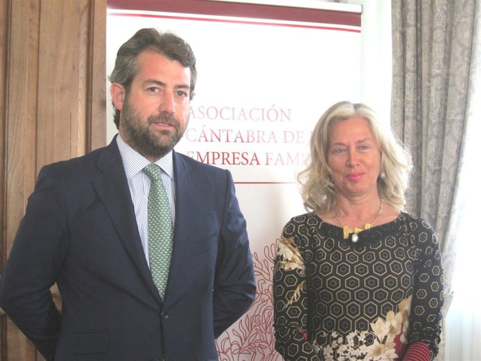 Mar Gómez Casuso y Manuel Huerta, antigua y nuevo presidente de ACEFAM