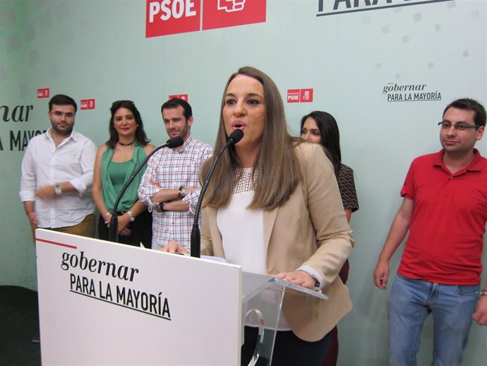 Esther Ruiz, respaldada por jóvenes socialistas, en la rueda de prensa