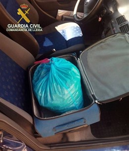 Un hombre detenido con un kilo de marihuana en una maleta