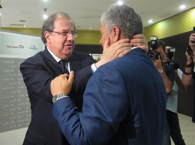 Herrera abraza a Julio López en el día de su despedida en UPA