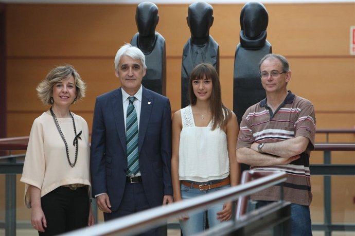 Gloria Sáenz, con el rector