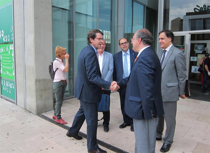 Fernández Mañueco y Cabero se saludan