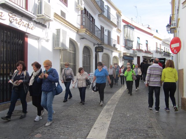 Turistas pasean por Carmona