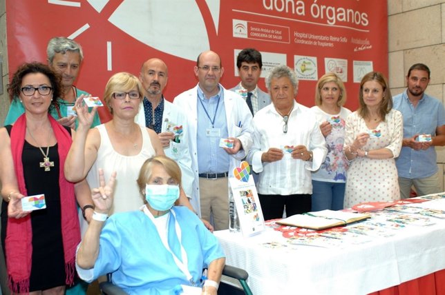 Baena (izda.) con Pansequito, la trasplantada y responsables del Reina Sofía