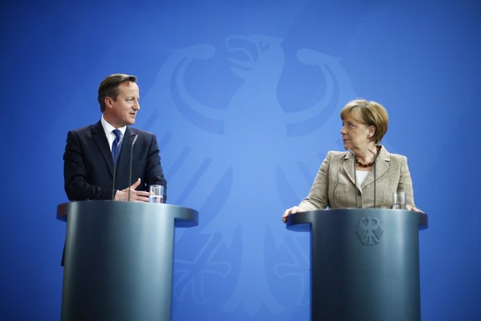 David Cameron y Angela Merkel durante una rueda de prensa en Berlín