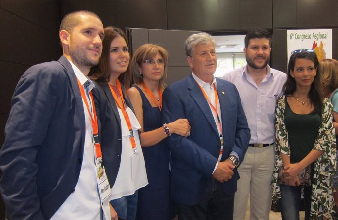 Julio López con su familia en su congreso de despedida