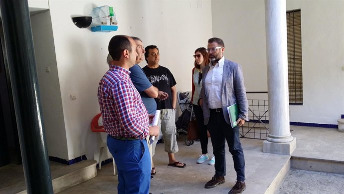 El delegado territorial Rafael Valdivielso en su visita a las viviendas