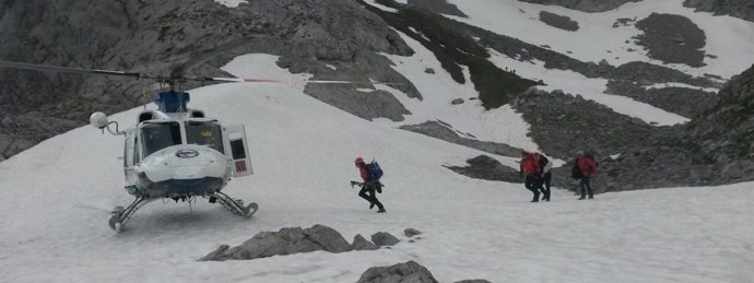 Evacuación de un montañero caído en una sima de Picos de Europa 