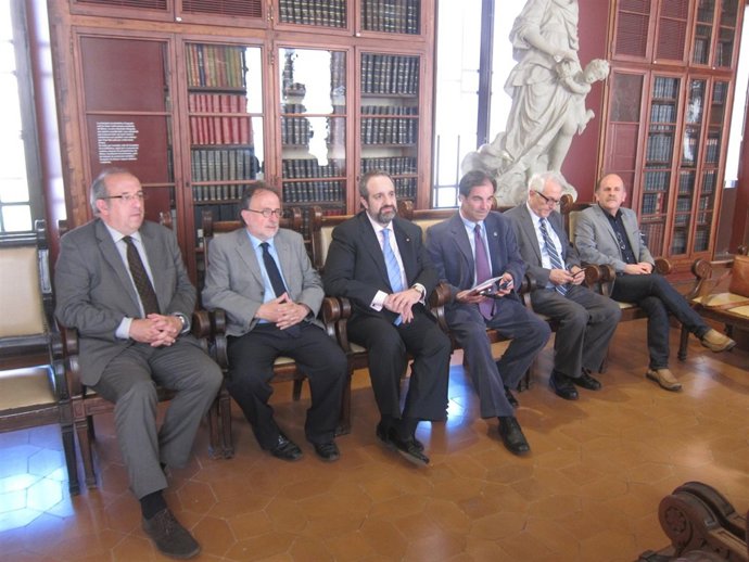 El pte.Del Consell de l'Advocacia A.Pié y los galardonados J.Palau y G.Corm.