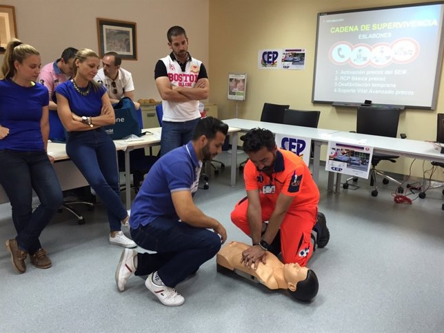 Entrenamiento a policías nacionales en técnicas de reanimación