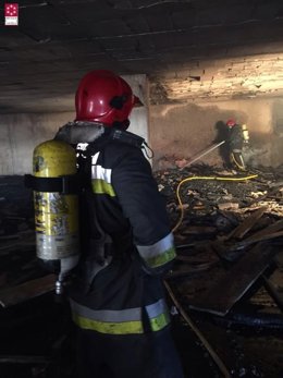 Un incendio calcina madera almacenada en La Vall d'Uixó.