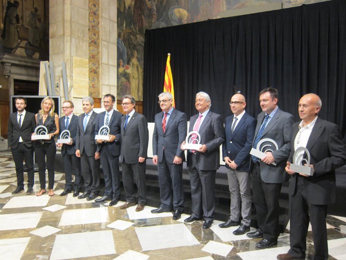 El pte.Artur Mas con los galardonados con los Premis Nacionals de Comunicació