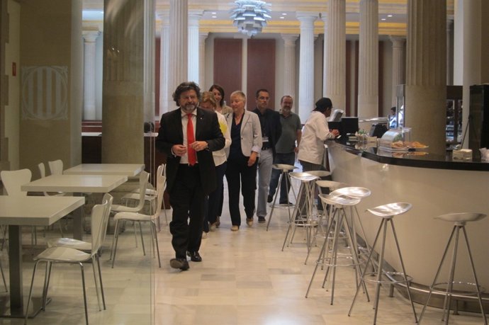 Miembros del sector soberanista de UDC salen de su reunión