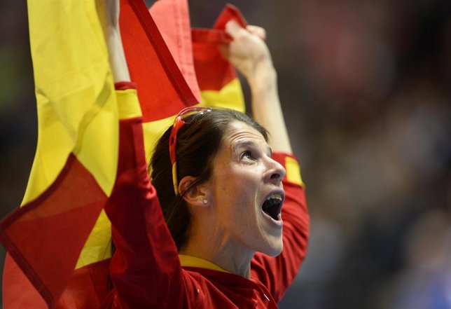 Ruth Beitia celebra la victoria en salto de altura