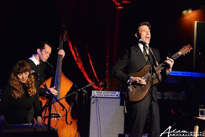 Luke Winslow-King con su banda durante un concierto.